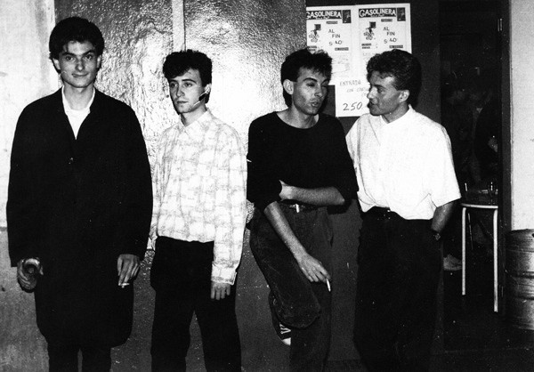 Al Fin Solos: Gabotti, Copi Picó, Juan Antonio Sánchez y Julián Toribio, en la puerta de Gasofa (1985)