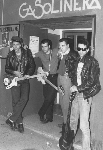 Los chilenos Corazón Rebelde en la entrada de Gasolinera (P. Ortín, 1984)