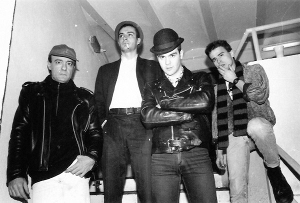 Formación original de NES: Sr. Burguet, Iván, Mingo y Berna, en las escaleras de Gasolinera (1986)