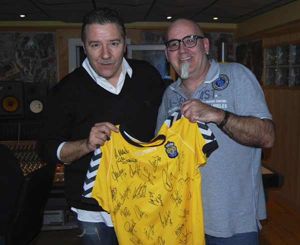 Gran regalo que me trajo Carlos de su visita a mi tierra. Impagable (R. Herrero, 2013)