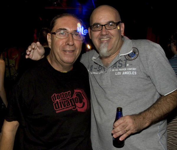 Víctor Ortiz, vocalista de los sesenteros Huracanes (L. Peiró, 2011)