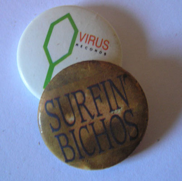 Chapitas de Virus Records y Surfin' Bichos. 1990.
